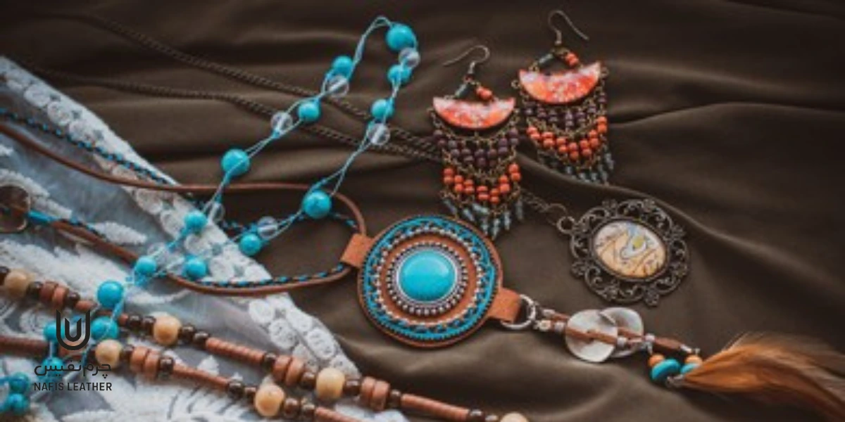 اکسسوری چرم قهوه ای در استایل بوهو